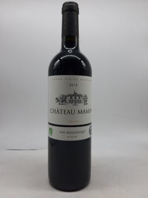 une bouteille de vin posée sur une table