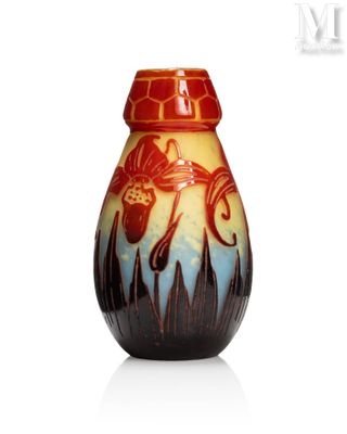 un vase posé sur une surface blanche