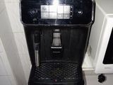 une machine à café noir posée sur un plan de travail dans une cuisine