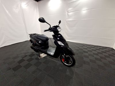 un scooter garé dans une pièce