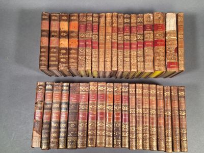 une pile de vieux livres empilés les uns sur les autres