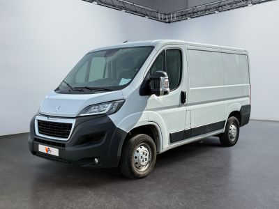 la photo d'une camionnette blanche garée dans un garage