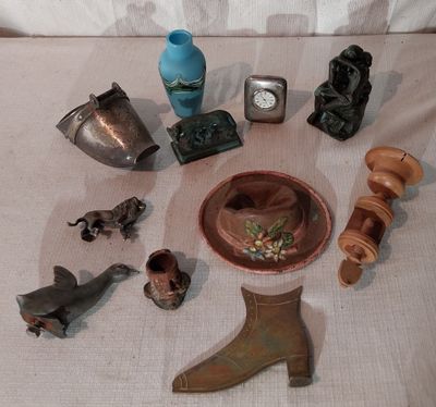 un grand nombre d'objets différents sur une table
