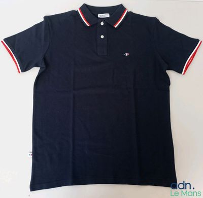 un polo noir avec une bande rouge et blanche autour du col
