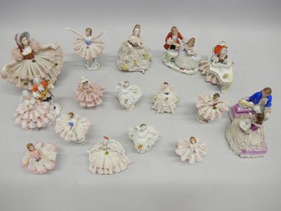de nombreuses figurines de styles et de couleurs variés posées sur la table