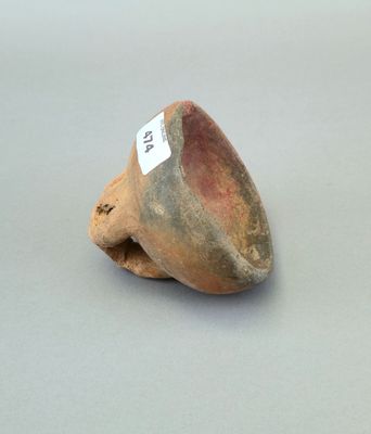 un petit vase muni d'une étiquette, posé sur une table
