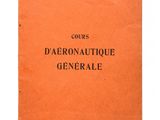 un livre orange avec des inscriptions noires, posé sur une surface blanche