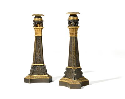 Rare paire de flambeaux en bronze patine et doré, - Photo 1