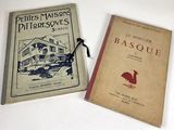 deux livres posés sur une table l'un à côté de l'autre sur une surface blanche