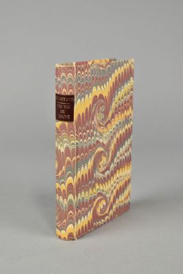le livre est posé sur une table devant un fond gris