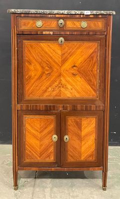 une armoire ancienne en bois avec un plateau en marbre et des tiroirs