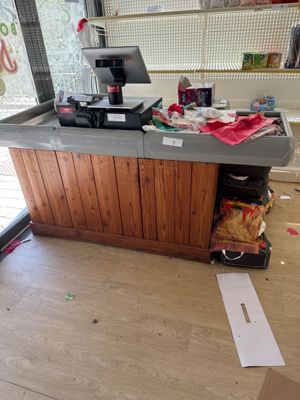 Meuble caisse et deux meubles de présentation en bois et bac…