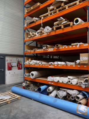 de nombreux rouleaux de papier sur les étagères de l'entrepôt