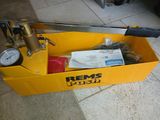 une boîte jaune contenant des outils, posée par terre