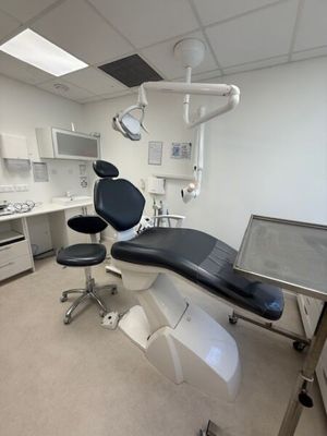 a dentist ' s chair in the middle of the room