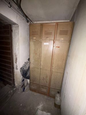 un placard situé dans un coin d'une pièce en cours de rénovation