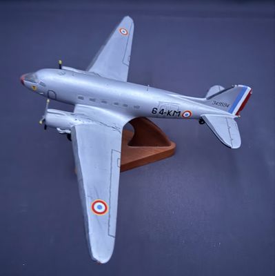 une maquette d'avion posée sur une table