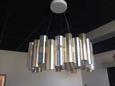 un lustre suspendu au plafond d'une pièce