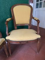 Paire de fauteuils à dossiers en cabriolet en bois mouluré, … (photo 3)