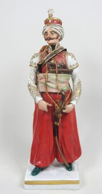 figurine en porcelaine représentant un homme vêtu d'une tenue rouge