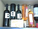 plusieurs bouteilles de vin dans une caisse sur la table