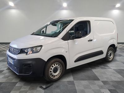la photo d'une camionnette blanche garée dans une pièce