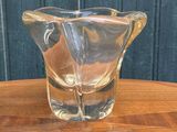 un vase en verre posé sur une table en bois