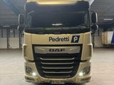 un camion qui est garé à l'intérieur d'un bâtiment
