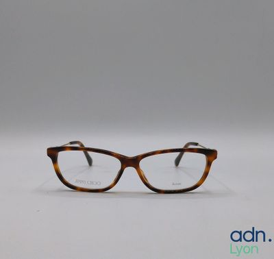 une paire de lunettes posée sur une surface blanche