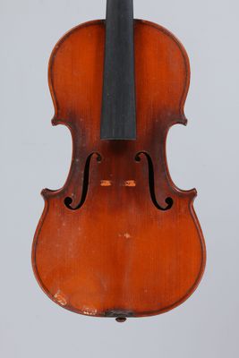 un vieux violon avec un archet accroché à son dos