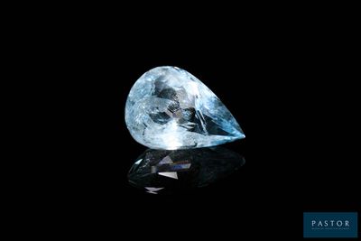 gros plan d'un diamant bleu sur une surface noire