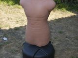une statue représentant un homme assis sur un tabouret noir
