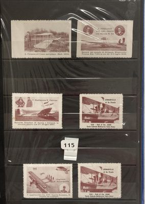 Les timbres se trouvent dans le paquet posé sur l'étagère.