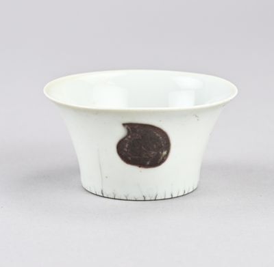un bol blanc avec un point noir sur le côté