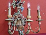 un lustre à trois bougies posé sur une table