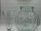 un vase en verre et un verre posés sur une table