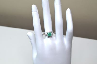 Une bague en argent sertie d'une émeraude facettée carrée d'…