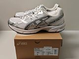 des chaussures de course Asics posées sur une boîte, elle-même posée sur une table