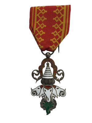 une image représentant une médaille rouge et dorée ornée d'une croix