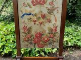 un vieux cadre en bois orné d'une image représentant des oiseaux et des fleurs