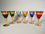 plusieurs verres à vin de couleurs différentes sont alignés