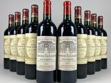 six bouteilles de vin rouge sont alignées