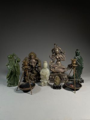 un grand nombre de statues posées sur une table