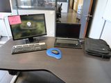 un bureau sur lequel se trouvent deux ordinateurs et une souris