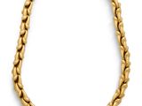 un collier en or sur fond blanc