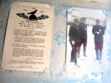 une vieille photo montrant deux hommes en uniforme debout l'un à côté de l'autre
