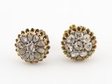 une image d'une paire de boucles d'oreilles en or et diamants