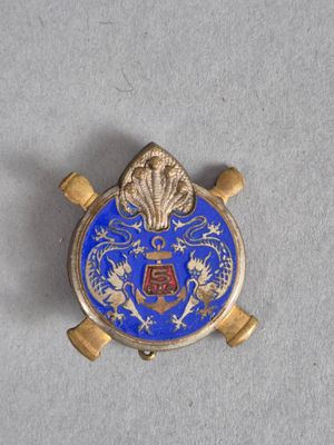 une image représentant un revers bleu et or orné d'un blason