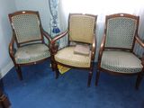 trois chaises assises l'une à côté de l'autre dans une pièce