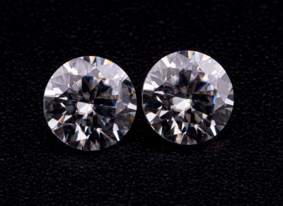 une paire de diamants ronds taille brillant sur fond noir